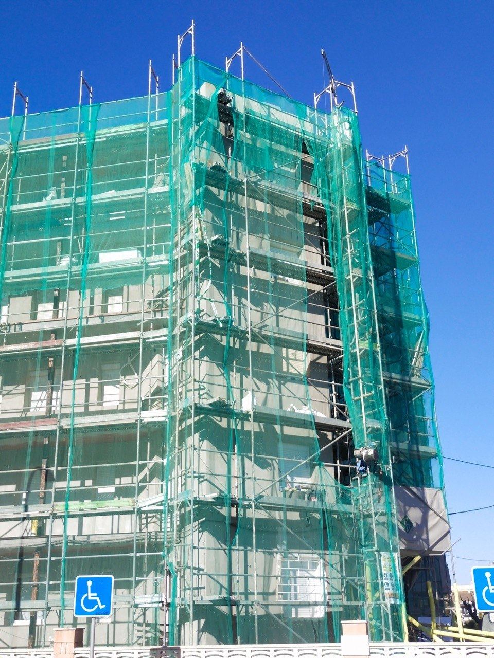 Vista general de l'andamiatge durant la rehabilitació integral de la façana d'un edifici